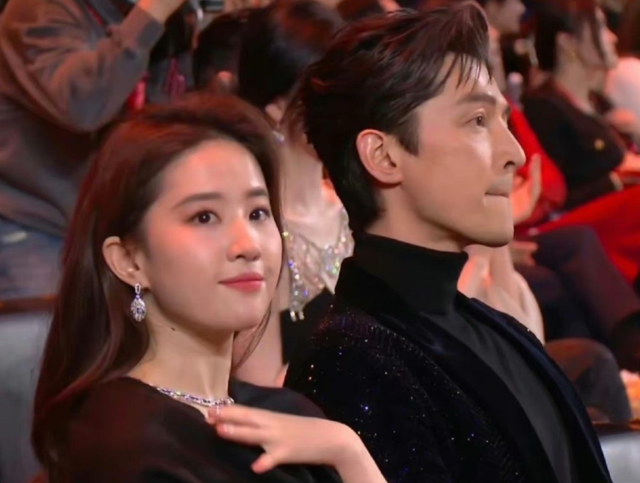 微博之夜女星生图：热巴杨紫惊艳，杨幂脸垮金晨干瘪，刘诗诗脸僵