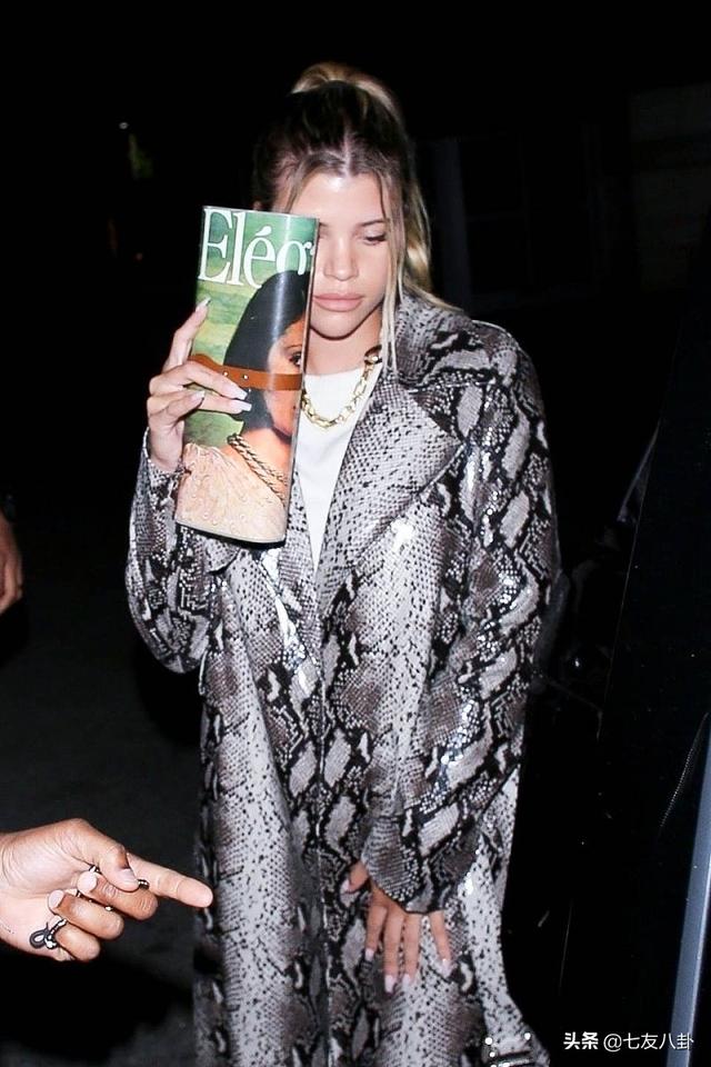 索菲亚身穿“蟒蛇衣”!V领衣秀美胸身材性感,扎高马尾气质出群