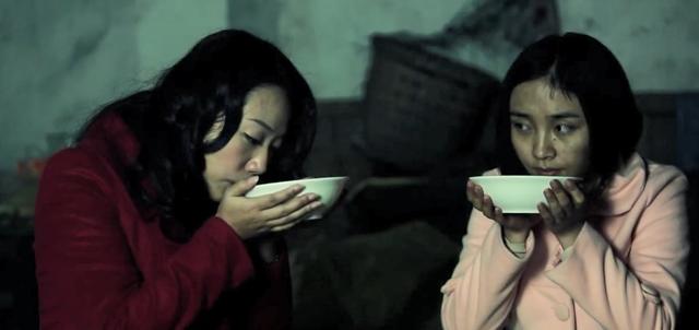 女大学生被拐到农村，她反而把人贩卖给了光棍汉，犯罪片《空窗》