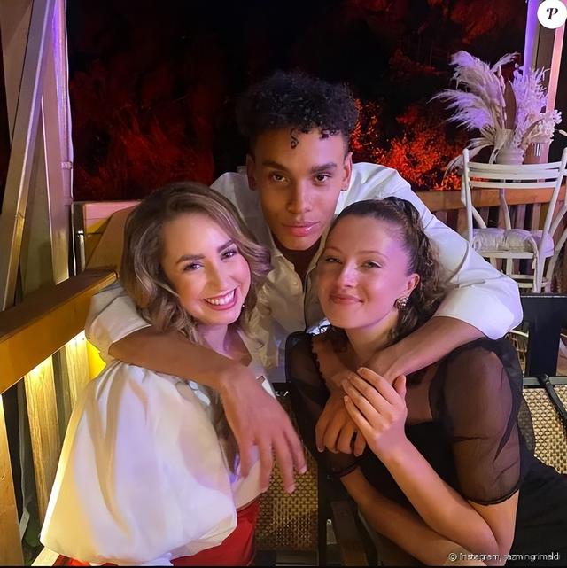 摩纳哥亲王与2个私生子合影，旧情人大方秀出照片