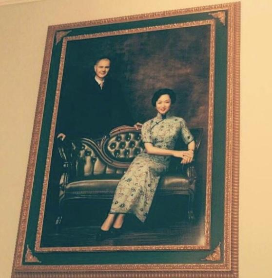 金星罕晒与老公汉斯合影秀恩爱，穿红衣打扮似贵妇，二人世界太甜蜜