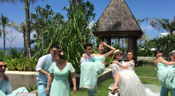 被揩油的十多位女星：有人被侵犯还要道歉，有人当场扇耳光还击