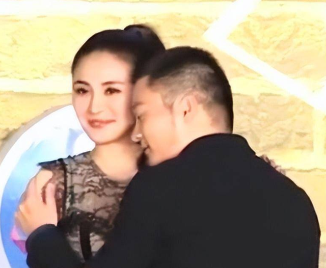 被揩油的十多位女星：有人被侵犯还要道歉，有人当场扇耳光还击