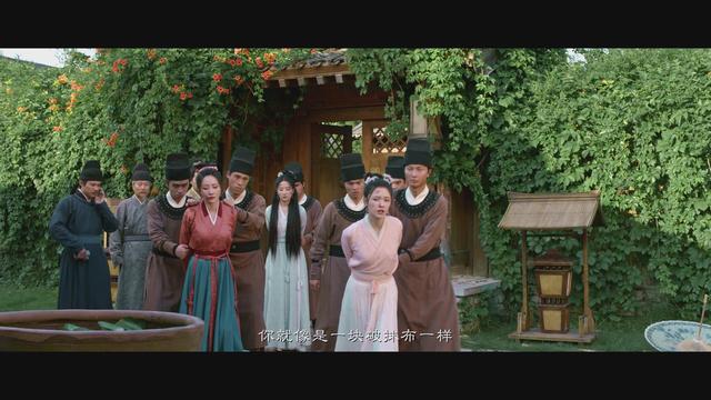 美女被前男友抛弃，还被当街扒衣，太惨啦