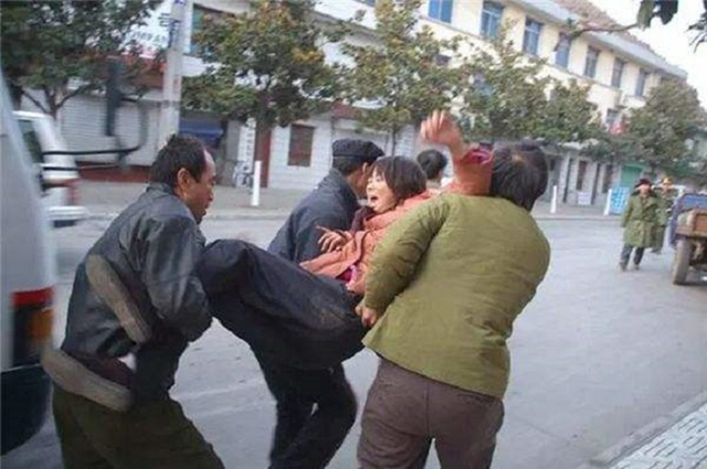 20岁花季少女,被拐入深山十几年,村民知情为何无人搭救?