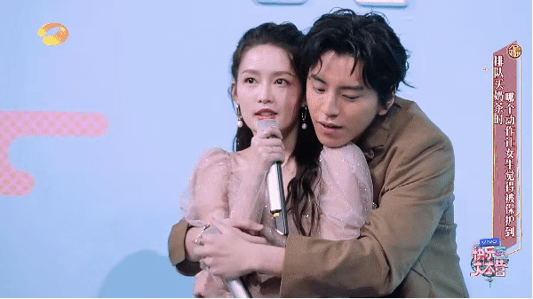 强吻、摸胸、掀裙底，这些男星究竟是真敬业，还是借戏揩油？