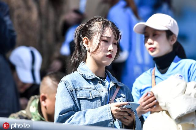足球城美女多!大连一方看台美女扎堆 球迷热情高涨