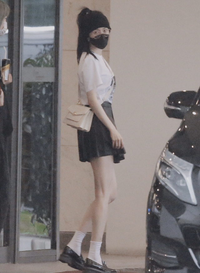 女明星的自我修养，杨幂机场脱掉丝袜秀美腿，杨颖露脐装炫人鱼线