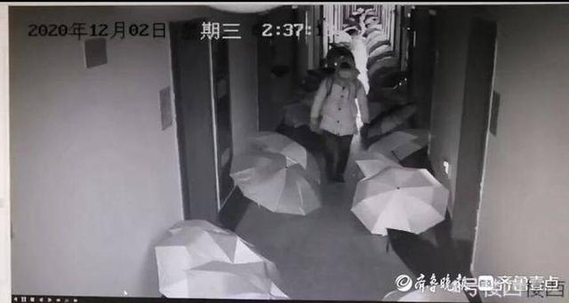 深夜，27岁男子翻厕所潜入高校女生宿舍
