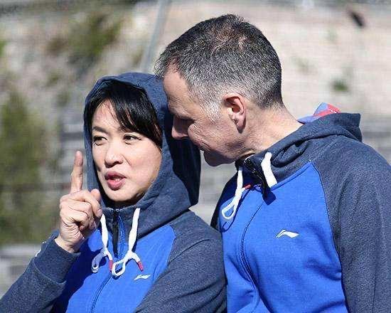 金星罕晒与老公汉斯合影秀恩爱，穿红衣打扮似贵妇，二人世界太甜蜜