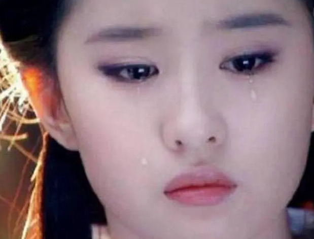 被揩油的十多位女星：有人被侵犯还要道歉，有人当场扇耳光还击