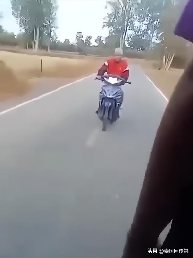 刚出狱3天！泰国男子持刀冲进某校将初二女生活活捅死