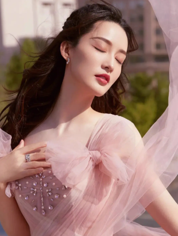 被揩油的十多位女星：有人被侵犯还要道歉，有人当场扇耳光还击