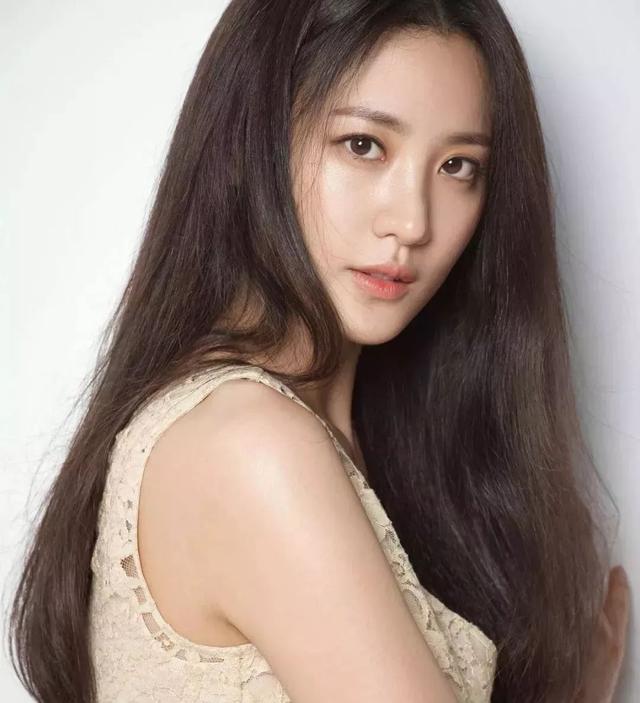 《神奇动物2》的美女蛇惊艳，金秀贤被赞“活神仙”