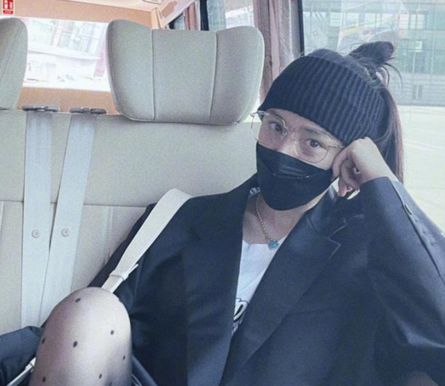 女明星的自我修养，杨幂机场脱掉丝袜秀美腿，杨颖露脐装炫人鱼线