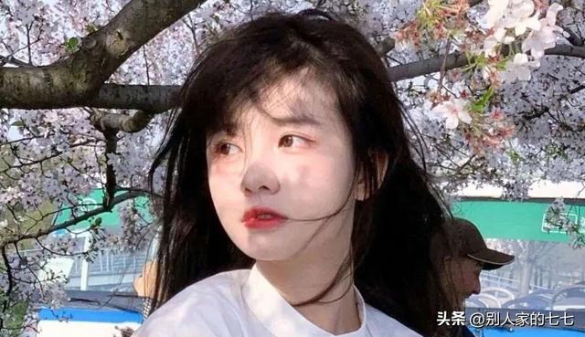 女人暗恋你的四个信号,收到一个,就不要傻傻错过