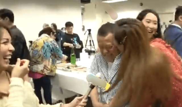 曾志伟70岁大寿现场,美女如云放飞自我,轮流与超模热吻玩的超大