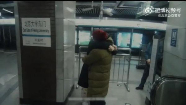 北京地铁，一女子站台上抱头痛哭，这时候她走了过去