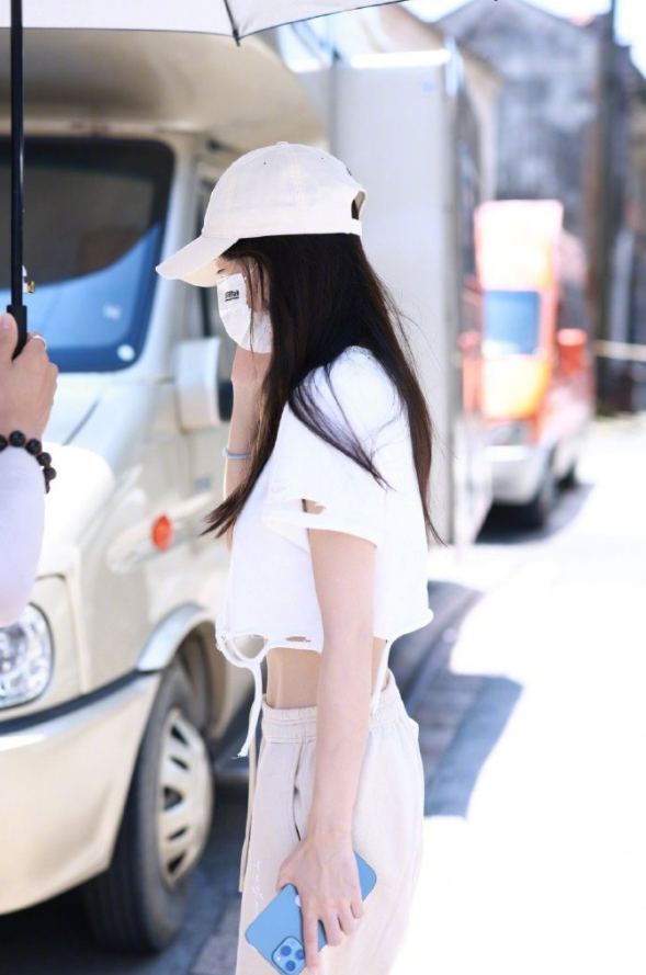 女明星的自我修养，杨幂机场脱掉丝袜秀美腿，杨颖露脐装炫人鱼线