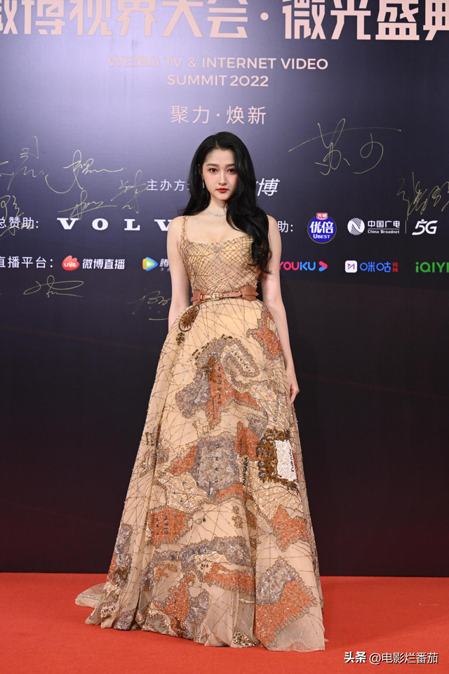 红毯夜，张天爱白裙惊艳，杨颖若隐若现，殷桃压轴女王范十足