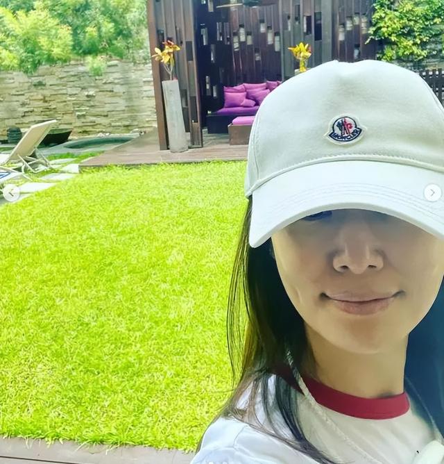 46岁林心如身材真好，穿三点式晒太阳，网友：腰部暴露细节