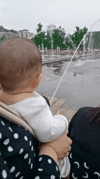 搞笑GIF趣图：美女回农村好几天了，现在出不去，在家都无聊死了