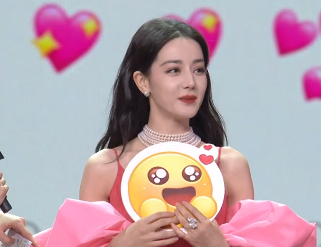 微博之夜女星生图：热巴杨紫惊艳，杨幂脸垮金晨干瘪，刘诗诗脸僵