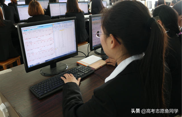 大学里“适合女生”的8个专业，有些竞争激烈，但女生报考有优势