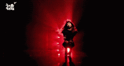 女星演唱会脱衣被骂不雅，凭啥女性不能放飞自我