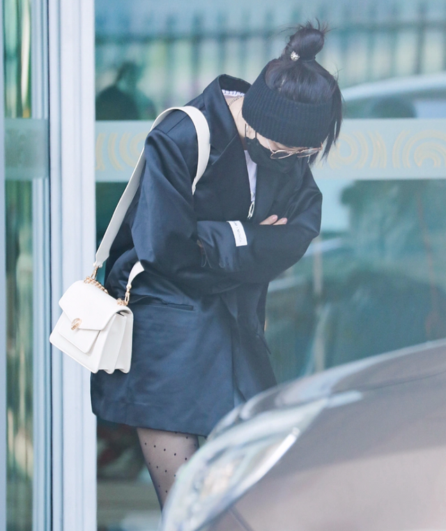 女明星的自我修养，杨幂机场脱掉丝袜秀美腿，杨颖露脐装炫人鱼线