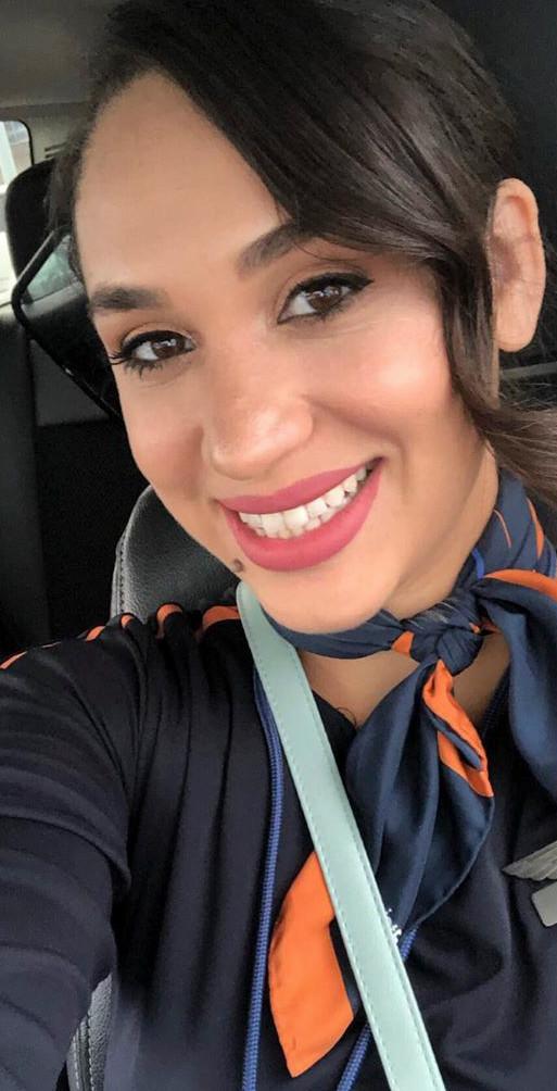 美国美女空姐容貌神似梅根风姿绰约,常被问:当了王妃还做空姐?