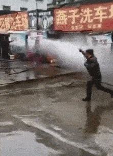 搞笑GIF趣图：美女回农村好几天了，现在出不去，在家都无聊死了