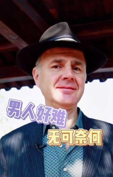 金星罕晒与老公汉斯合影秀恩爱，穿红衣打扮似贵妇，二人世界太甜蜜