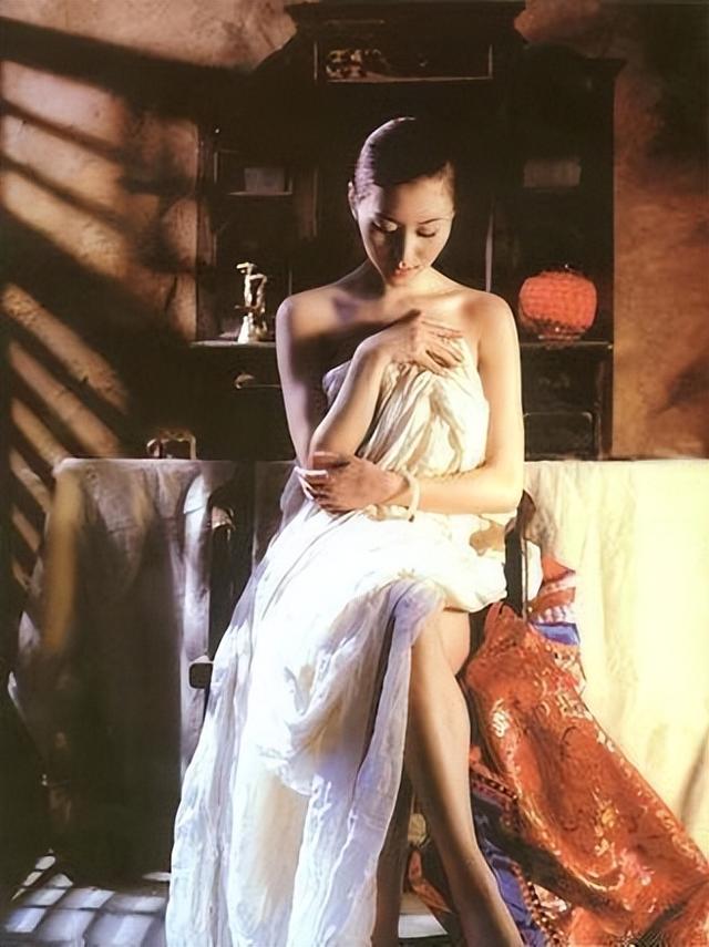 “人体模特”汤加丽一脱成名，却遭丈夫抛弃、父母嫌弃，单身至今