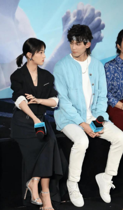 被揩油的十多位女星：有人被侵犯还要道歉，有人当场扇耳光还击