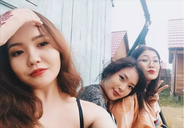 蒙古国，美女性感独立，6万单身母亲独自养家，男人却在拿酒买醉