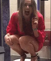 搞笑GIF趣图：美女回农村好几天了，现在出不去，在家都无聊死了