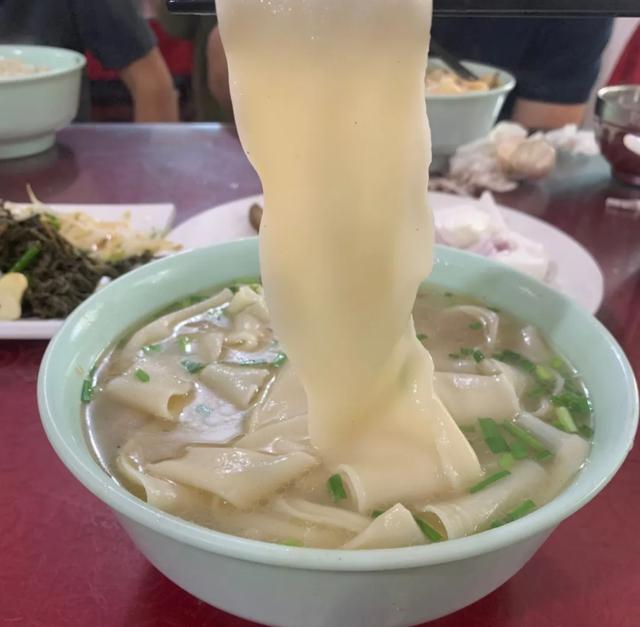 美女到河南出差,点了一碗面尴尬得无法下嘴,网友:吃其它的吧