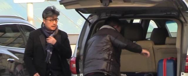 王岳伦官宣离婚后首现身，胡子拉碴发际线显眼，嗨玩三天状态憔悴