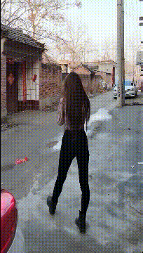 搞笑GIF趣图：美女回农村好几天了，现在出不去，在家都无聊死了