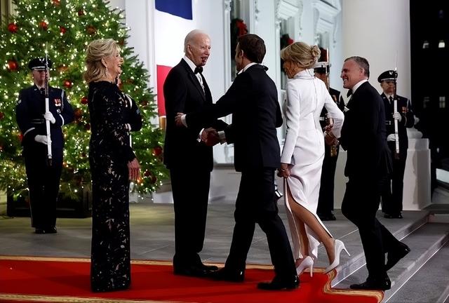 70岁的布丽吉特：光看腿不输韩国女团，怪不得马克龙对她死心塌地