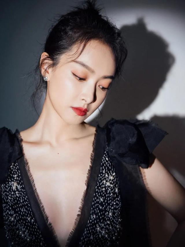 八位美女写真,风姿绰约小天仙,惊鸿一瞥清流溪,有你喜欢的吗?