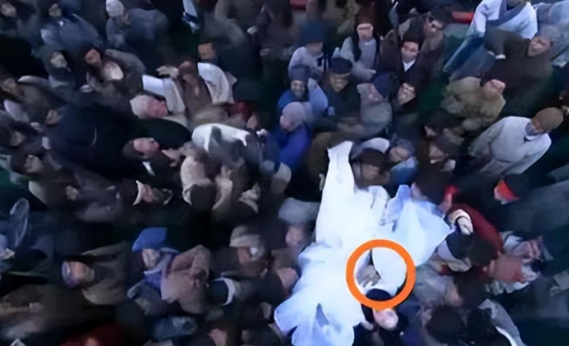 被揩油的十多位女星：有人被侵犯还要道歉，有人当场扇耳光还击