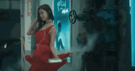 亚洲美女克拉拉,一段性感舞蹈火遍全网,更是成为包贝尔烂片女主