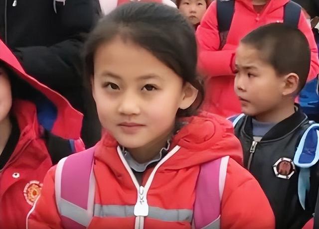 那个因为笑容爆火的7岁女孩,父母婉拒百万签约后,后悔了吗?