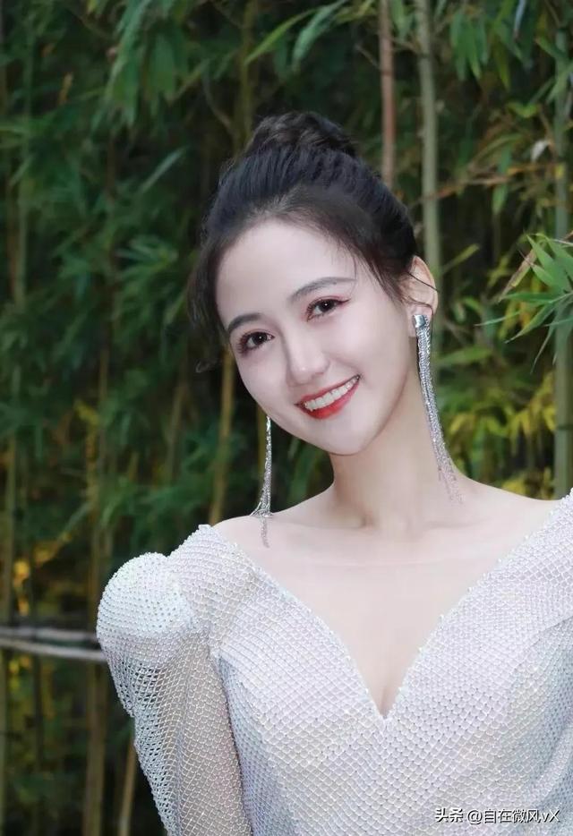 美女马萱,清新甜美,这笑容太治愈了