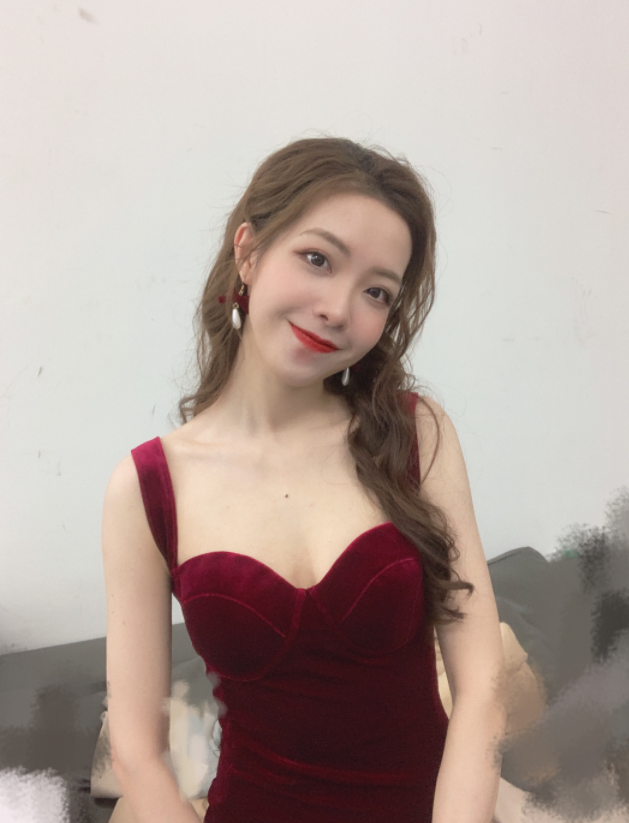 LOL：三语美女主持—希然