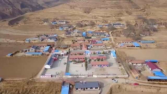 那个因为笑容爆火的7岁女孩,父母婉拒百万签约后,后悔了吗?