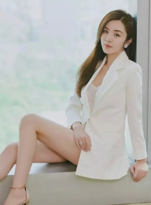 被揩油的十多位女星：有人被侵犯还要道歉，有人当场扇耳光还击