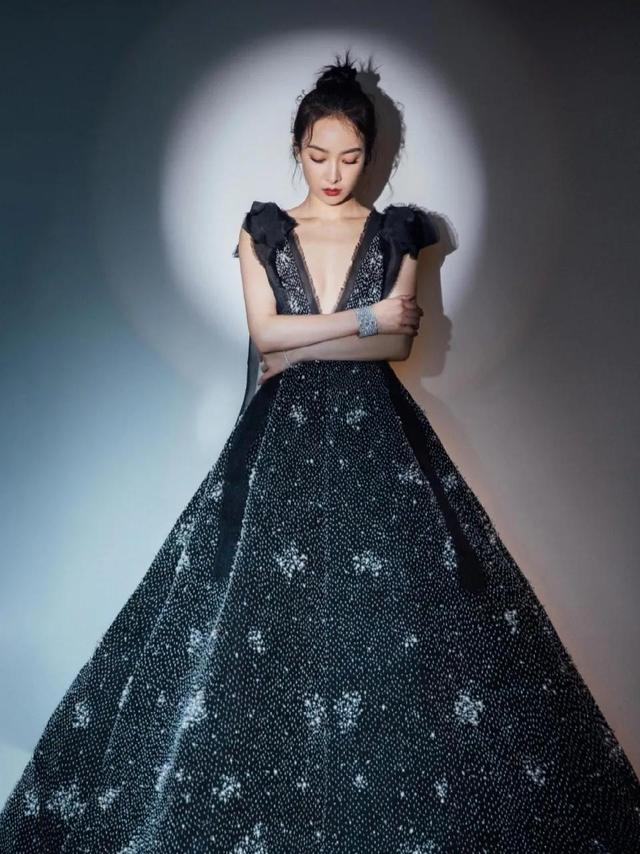 八位美女写真,风姿绰约小天仙,惊鸿一瞥清流溪,有你喜欢的吗?